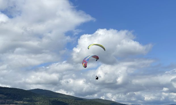 پرواز با پاراگلایدر برای چه کسانی مناسب است؟ تجربه اوج هیجان و آرامش