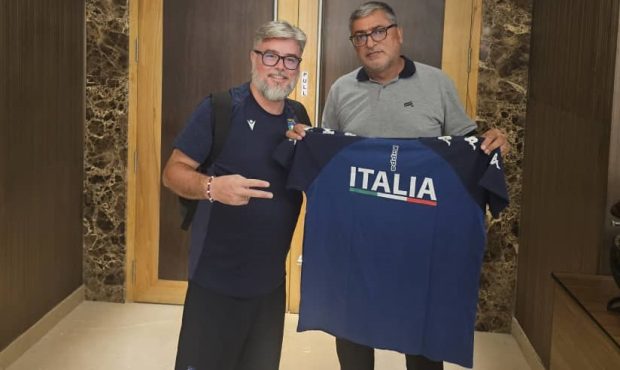 سرمربی ایتالیا به سرمربی فوتبال نابینایان ایران هدیه داد